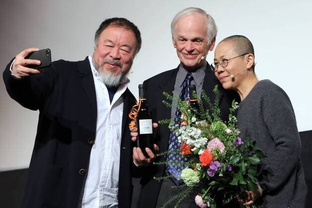 Entertainment Themen der Woche KW18 News Bilder des Tages 04.05.2019, Frankfurt, DEU Erstmals seit ihrer Ankunft im deutschen Exil stellt die chinesische Kuenstlerin Liu Xia ihre Fotoarbeiten in Deutschland aus. Liu Xia, Witwe des 1917 verstorbenen Friedensnobelpreistraegers Liu Xiaobo, zeigt eine Auswahl ihrer Fotoarbeiten in der Galerie Sillem in Frankfurt-Sachsenhausen. Am Samstag traf sie sich mit Ai Weiwei, dem chinesischen Kuenstler und Perry Link, Professor der University of California, Uebersetzer von vielen chinesischen Autoren, im Kino Harmonie zu einem Gespraech.