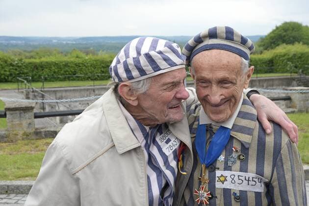 News Themen der Woche KW18 News Bilder des Tages Feierlichkeiten zur 74. Wiederkehr der Befreiung des Konzentrationslagers Mauthausen, durch amerikanische Truppen. Dieses Bild zeigt die beiden Überlebenden der Konzentrationslager, links Igor Malitzkyi und rechts Eduard Mosberg in Uniformen der damaigen Häftlinge, die sich zu den Feierlichkeiten wiedersehen 2019 - Feierlichkeiten zur 74. Wiederkehr der Befreiung des Konzentrationslagers Mauthausen, durch amerikanische Truppen