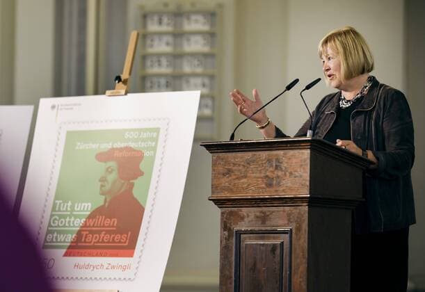 News Themen der Woche KW19 News Bilder des Tages Bettina Hagedorn, Parlamentarische Staatssekraerin im BMF, Spricht bei der Vorstellung des Sonderpostwwertzeichens von Huldrych Zwingel - 500 Jahre Zuericher und oberdeutscher Reformation in der Franzâˆöâˆ‚sischen Friesdrichstadtkirche in Berlin. 06.05.2019. Berlin Deutschland