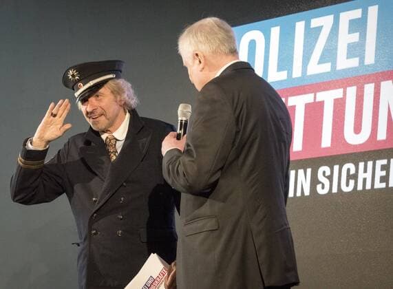News Themen der Woche KW19 Präsentation einer öffentlichkeitswirksamen Kampagne zur Erhöhung des Ansehens von uniformierten Polizei- und Rettungskräften. Mehr Vertrauen und Respekt soll dadurch erreicht werden. Thomas Gottschalk + Horst Seehofer