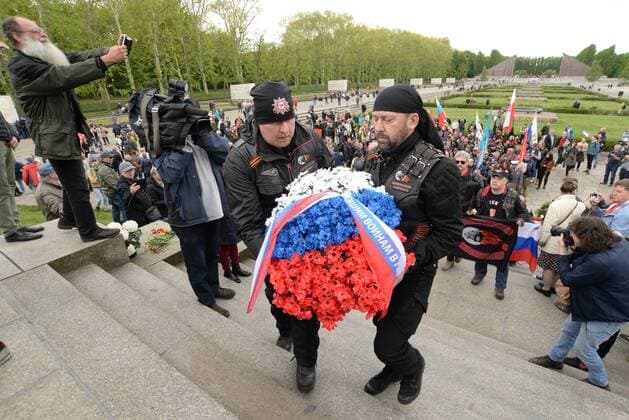 News Themen der Woche KW19 News Bilder des Tages Berlin, Treptow, am Sowjetischen Ehrenmal des Unbekannten Soldaten im Treptower Park. Russen feiern den Sieg von 1945 in Berlin. Der nationalistische russische Motorradclub Nachtwölfe sind auch dabei.