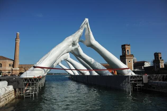 Entertainment Themen der Woche KW19 Der Bildhauer Lorenzo Quinn, Sohn des verstorbenen US-Starschauspielers Anthony Quinn, enthuellt in Venedig anlaesslich der Art Biennale Venezia 2019 sein Kunstwerk BUILDING BRIDGES - Costruendo Ponti. Es zeigt Riesenhaende, darunter das Wasser. Foto: Das Kunstwerk in Arsenale, Venezia