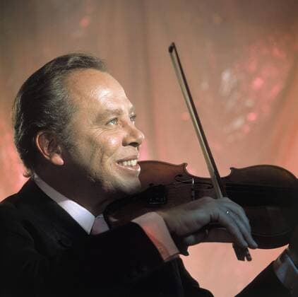 HELMUT ZACHARIAS - DER ZAUBERGEIGER MIT DEM SWINGENDEN SOUND IST MIT 82 JAHREN GESTORBEN. Er galt als bester deutscher Jazz-Geiger Deutschlands und wurde auch international gefeiert. Mit seinen Liedern und Evergreens begeisterte er sein Publikum. Wenn der weiße Flieder wieder blüht - seine Erfolgsmelodie wird unvergessen bleiben. Aufnahme: 60er Jahre, Copyright: ArthurxGrimm UnitedArchives00646488