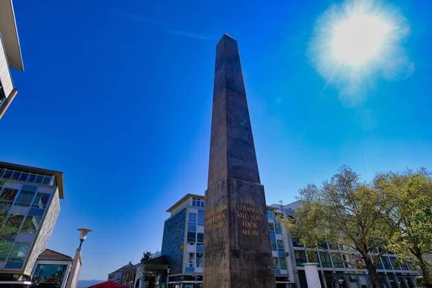 News Themen der Woche KW19 News Bilder des Tages 11.05.2019 xkhx Kassel der Documenta Obelisk des Künstlers Olu Oguibe hat einen neuen Standort (Treppenstraße Florentiner Platz) Der Obelisk trägt am Fuss die Inschrift Ich war ein Fremder und ihr habt mich beherbergt