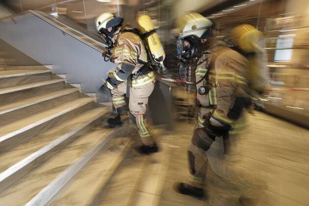 News Themen der Woche KW19 News Bilder des Tages 9.Firefighter Stairrun 2019 am Berliner Alexanderplatz - Unter voller Schutzausrüstung und gegen die Zeit laufen Feuerwehrmänner und Feuerwehrfrauen die 39 Etagen auf das Dach des Hotels Park Inn. Firefighter Starirun 2019