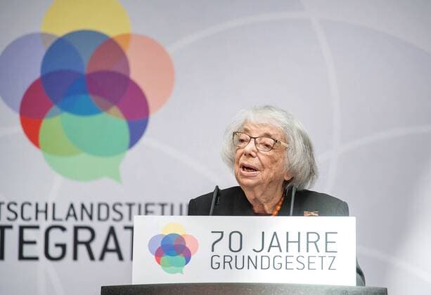 News Themen der Woche KW20 News Bilder des Tages Die Holocaust-Ueberlebende Margot Friedlaender (Friedländer, 97, Foto) ist am Dienstag (14.05.2019) in Berlin mit dem neu geschaffenen Preis Talisman der Deutschlandstiftung Integration fuer ihr Engagement als Zeitzeugin ausgezeichnet worden. Bundeskanzlerin Angela Merkel (CDU) sprach ihr nach Ueberreichung der Auszeichnung ihren Dank aus, dass sie so viel Gutes stifte in einem Land, in dem sie soviel Grausamkeit erlebt habe. Margot Friedlaender wurde 1921 in Berlin geboren und im Fruehjahr 1944 ins Ghetto Theresienstadt deportiert. Mit dem neu geschaffenen Preis Talisman zeichnet die Stiftung Personen und Projekte aus, die sich in herausragender Weise in Sachen Integration engagieren. (Siehe epd-Meldung vom 14.05.2019) Holocaust-Ueberlebende Friedlaender fuer ihr Engagement geehrt