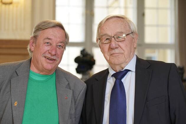 News Themen der Woche KW20 News Bilder des Tages Christoph Biemann und Armin Maiwald, Köln WDR, Sendung mit der Maus Bekamen den Landesverdienstorden von Ministerpräsident Armin Laschet CDU am 14.05.2019 in Düsseldorf überreicht. Er ist eine der höchsten Auszeichnungen Nordrhein-Westfalens. Das Land zeichnet damit Bürgerinnen und Bürger für ihre außerordentlichen Verdienste und überragendes Engagement für die Gesellschaft aus. Düsseldorf NRW Deutschland