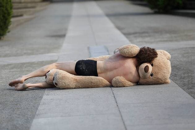 News Themen der Woche KW20 News Bilder des Tages Niels Weijer während der Tanzperformance I Love You Teddy So Much auf dem Platz der Einheit in Potsdam, 17. Mai 2019. Choreografie Niels Weijer (HZT Berlin). Tanz im öffentlichen Raum während der Potsdamer Tanztage. Potsdamer Tanztage I Love You Teddy So Much