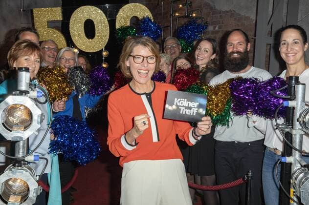 Entertainment Themen der Woche KW20 Entertainment Bilder des Tages Bettina Böttinger mit Gratulanten bei der Aufzeichnung der 500. Sendung der WDR-Talkshow Kölner Treff im WDR Studio BS 2. Köln, 17.05.2019