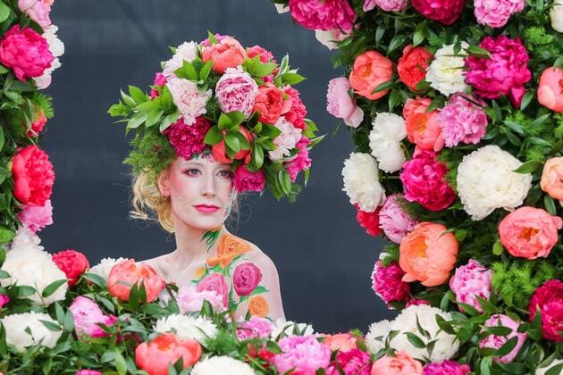 Entertainment Themen der Woche KW21 Entertainment Bilder des Tages May 20, 2019 - London, UK, UK - London, UK. A model wearing a floral display hat and body art poses for photographers at the Primrose Hill stand. .