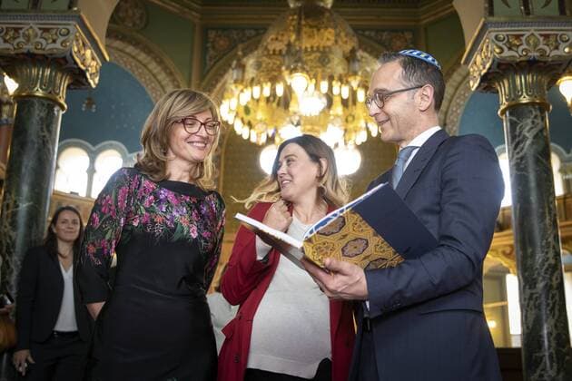 News Themen der Woche KW21 News Bilder des Tages Bundesaussenminister Heiko Maas, SPD, (r) bei einem Rundgang durch das Sofioter Toleranz-Dreieck mit Ekaterina Zaharieva, Vizeministerpaesidentin fuer Justizreform und Ministerin fuer Auswaertige Angelegenheiten der Republik Bulgarien (l). Hier aufgenommen beim Besuch der Sofioter Synagoge zusammen mit Stela Behar, Direktorin der Zentralen Sofioter Synagoge, (m). Sofia, 20.05.2019. Sofia Bulgaria