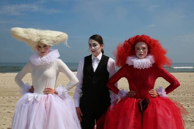 Entertainment Themen der Woche KW21 Entertainment Bilder des Tages Vor Ort Pressetermin der Vorpommerschen Landesbühne am Dienstag (21.05.2019) in Heringsdorf auf der Ostseeinsel Usedom zur 27. Spielzeit im Theaterzelt Chapeau Rouge unweit der Strandpromenade. In dem Zelt wird die Saison in diesem Jahr mit dem Stück Das Schloss von Franz Kafka eröffnet. Insgesamt stehen sechs verschiedene Abendstücke und diverse Kinderproduktionen bis zum 7. September auf dem Spielplan. Insgesamt sind 84 Vorstellungen geplant. Dabei m ist es die erste Saison unter dem neuen Intendanten Martin Schneider. Insgesamt präsentiert die Vorpommersche Landesbühne in der Sommersaison 2019 221 Vorstellungen an ihren sieben Spielstätten. Im Bild Das Stück Das Schloss Katha Hoffmann als K (Mitte), Schneeweißchen und Rosenrot (Severine Schabon (li.) und Hannah Ostermeier
