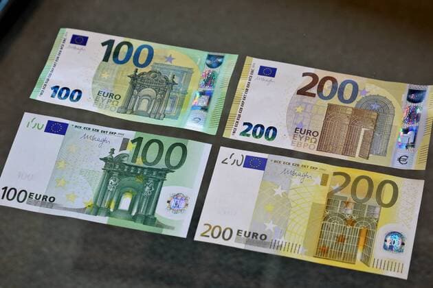 News Themen der Woche KW21 News Bilder des Tages 21.05.2019, Frankfurt, DEU Erstausgabe der neuen 100 Euro und 200 Euro Banknoten in der Deutschen Bundesbank, unten die alten Scheine und oben die kleineren neuen Geldscheine