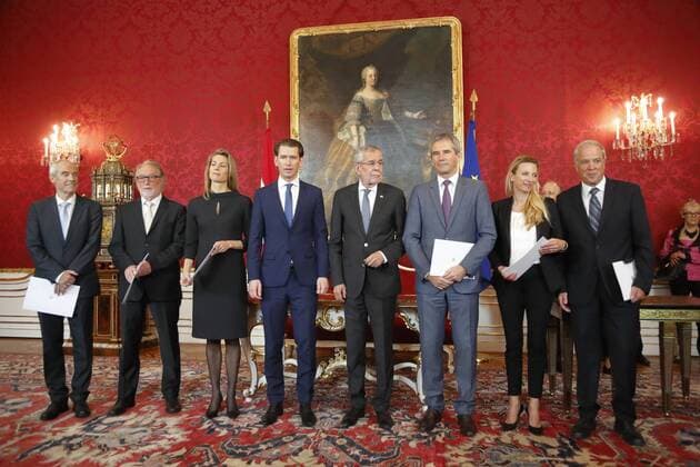 News Themen der Woche KW21 News Bilder des Tages Angelobung der neuen Minister durch Bundespräsident Van der Bellen Wien, Präsidentschaftskanzlei, Ballhausplatz, 22.05.2019 Ibizagate, Ibiza Affäre, Regierungskrise Koalition Ende Aus Ministerwechsel Minderheitsregierung Übergangsminister Experten Sebastian Kurz, Alexander Van der Bellen, Hartwig Löger, Eckart Ratz, Walter Pöltner, Johann Luif, Valerie Hackl, Juliane Bogner-Strauß Wien Austria