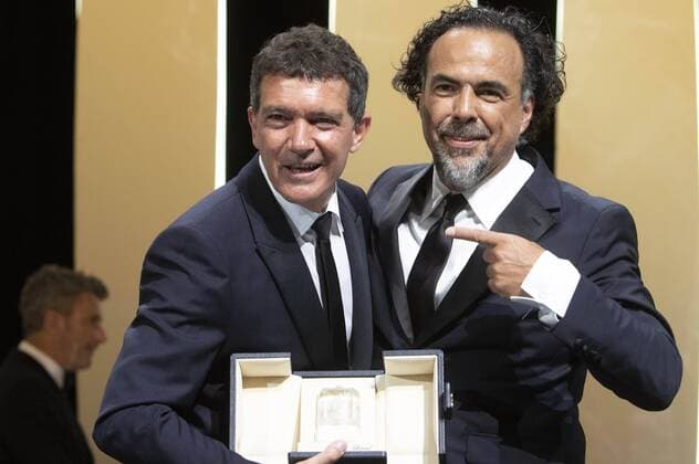 Entertainment Themen der Woche KW21 Entertainment Bilder des Tages Antonio Banderas poses with his Best Actor Award for his performance in the movie Dolor y Gloria Pain and Glory Leid und Herrlichkeit with President of the Jury Alejandro Gonzalez Inarritu at the award ceremony during the 72nd Cannes Film Festival at the Palais des Festivals on May 25, 2019 in Cannes, France