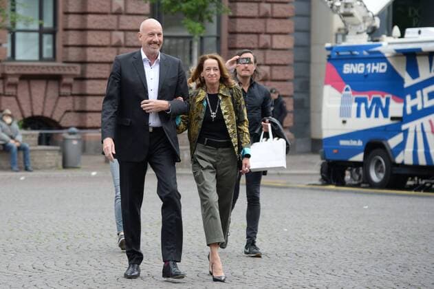 News Themen der Woche KW21 Bremen, der 26. Mai 2019 Carsten Meyer-Heder (CDU) heißt der Sieger der Bremenwahl. Seine Anhänger feierten den IT-Unternehmer und Polit-Neuling kurz nach der Bekanntgabe der ersten Prognosen. Er kam gemeinsam mit seiner Frau Anja kurz nach 18 Uhr zur Wahlparty in der Alten Markthalle Bremens CDU siegt bei Bürgerschaftswahl, Bremen Bremen Deutschland