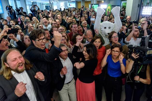 News Themen der Woche KW21 Anton Hofreiter, Michael Kellner, Sven Giegold, Annalena Baerbock, Katrin Göring-Eckardt, Hannah Neumann freuen sich über das gute Wahlergebnis bei der Wahl zum Europäischen Parlament auf der Wahlparty von Bündnis 90 Die Grünen in Berlin snapshot-photography F.Boillot