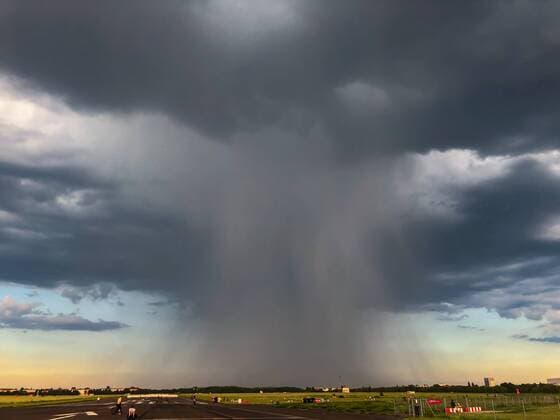 News Themen der Woche KW23 News Bilder des Tages Unwetter über Berlin, Eine Gewitterzelle nach einem heißen Juni Tag über dem Tempelhofer Feld Berlin Tempelhof Deutschland
