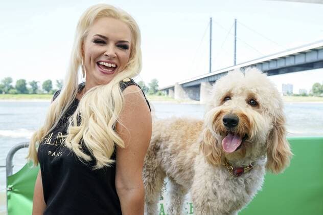 Entertainment Themen der Woche KW23 Entertainment Bilder des Tages Daniela Katzenberger bei der Eröffnung einer schwimmenden Hundewiese auf einem 1.000 qm großem Ponton mit Rollrasen, Hundeparcours und Pop-Up-Store auf dem Rhein. Düsseldorf, 07.06.2019