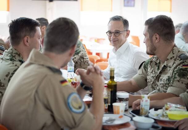 News Themen der Woche KW23 News Bilder des Tages Bundesaussenminister Heiko Maas, SPD, fruehstueckt mit deutschen Soldaten des Einsatzkontingents Counter Daesh auf dem Luftwaffenstuetzpunkt Al Azraq in Jordanien. Maas besucht mehrere Laender im Nahen Osten zu politischen Gespraechen. 08.06.2019 Al Azraq Jordanien