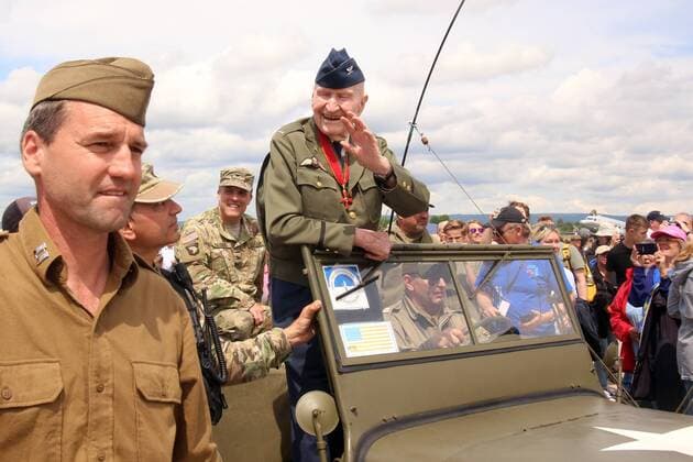 News Themen der Woche KW24 Feier zum 70. Jahrestag der Berliner Luftbrücke 1948-1949 auf der US Airbase in Wiesbaden Erbenheim, Hessen, Deutschland: Der sehr beliebte und mittlerweile 97-jährige Kriegsveteran und Pilot eines der legendären Rosinenbomber, Gail Halvorsen, wird bei seinem Bad in der Menge gefeiert.