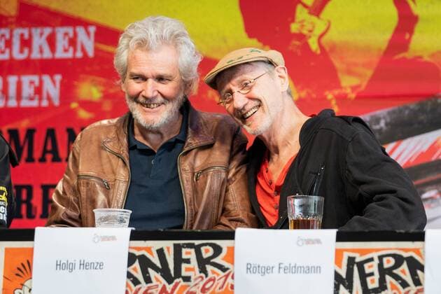 Pressekonferenz zum Musikfestival und Motorsportfestival Werner - Das Rennen 2019 - Holger Holgi Henze, Porschefahrender Kneipenwirt mit Rötger Brösel Feldmann, Comic-Zeichner (von links);Pressekonferenz zum Musikfestival und Motorsportfestival Werner - Das Rennen 2019 -, Hamburg Hamburg Deutschland Flugplatz Hartenholm