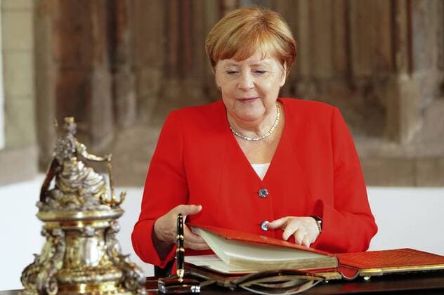 News Themen der Woche KW24 News Bilder des Tages Angela Merkel trägt sich ins Goldene Buch der Stadt Köln ein im Hansesaal des historischen Rathauses. Köln, 14.06.2019
