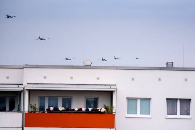News Themen der Woche KW24 News Bilder des Tages Rosinenbomber fliegen über Berlin Deutschland, Berlin - 16.06.2019: Im Bild sind die sogenannten Rosinenbomber mit Blick aus Hohenschönhausen ins Zentrum bei ihrem Flug über Berlin zu sehen. Berlin Berlin Deutschland