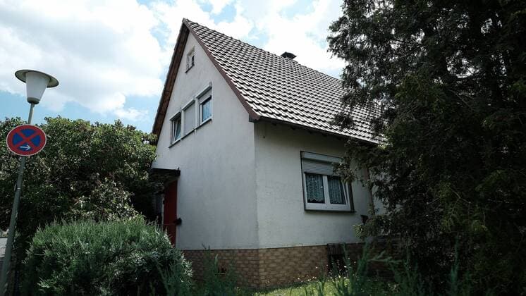 News Themen der Woche KW25 News Bilder des Tages 18.06.2019 xkhx Kassel, Wohnhaus des Tatverdächtigen im Mordfall Dr. Walter Lübcke Die von der Polizei aufgebrochene Eingangstür ist mit einer roten Platte zugemacht