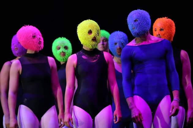 Entertainment Themen der Woche KW25 Performer*innen während der Fotoprobe zu Das Bauhaus Ein rettendes Requiem in der Volksbühne Berlin, 18. Juni 2019. Stück und Regie Schorsch Kamerun. Bühne Katja Eichbaum. Kostüme Gloria Brillowska. Premiere ist am 20. Juni 2019. Volksbühne Berlin Das Bauhaus Ein rettendes Requiem