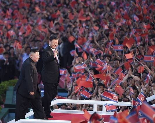 News Bilder des Tages (190620) -- PYONGYANG, June 20, 2019 (Xinhua) -- Xi Jinping, general secretary of the Central Committee of the Communist Party of China (CPC) and Chinese president, and his wife Peng Liyuan, accompanied by Kim Jong Un, chairman of the Workers Party of Korea (WPK) and chairman of the State Affairs Commission of the Democratic People s Republic of Korea (DPRK) and his wife Ri Sol Ju, watch a large group callisthenics and art performance at the May Day Stadium in Pyongyang, DPRK, June 20, 2019. (Xinhua Yan Yan) Pyongyang CHINA