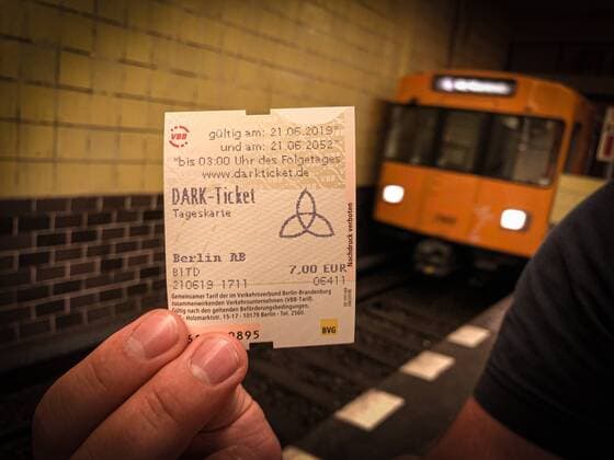 News Themen der Woche KW25 News Bilder des Tages Berlin, Dark-Ticket der BVG ist heute und in 33 Jahren gültig BVG - Dark Ticket, Die BVG verkauft am Freitag AB-Tagestickets, die heute gültig sind und noch einmal genau in 33 Jahren, also am 21. Juni 2052. Eines der AB-Tagestickets enthält einen Gewinncode, mit dem man 33 Jahre kostenlos mit U-Bahnen, Trams und Bussen fahren darf. Hintergrund der ganzen Aktion: Am 21. Juni startet die zweite Staffel der Serie Dark bei dem Streamingdienstanbieter Netflix. Die erste deutsche Produktion für den Streamingdienst wurde im Dezember 2017 veröffentlicht und war äußerst erfolgreich. In der Mystery-Serie geht es unter anderem um Zeitreisen mit einer Zeitspanne von genau 33 Jahren. Für die neue Staffel wurde unter anderem auch in Berlin gedreht. Berlin Deutschland