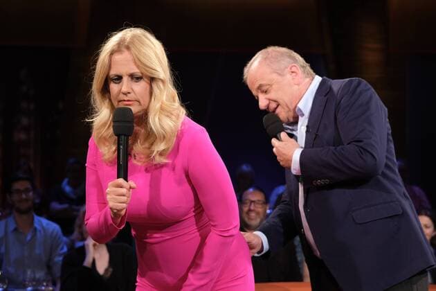 Entertainment Themen der Woche KW25 Entertainment Bilder des Tages Hamburg Oh Schreck ein Riss? Und das vor der Sendung? Barbara Schöneberger fühlt sich plötzlich in ihrem pinkfarbenen Hosenanzug nicht mehr so richtig wohl, weil sie hinten am Reissverschluss einen Riss ertastet hat. Schnell bittet sie Co-Moderator Hubertus Meyer-Burckhardt um Prüfung, und tatsächlich: die Naht über dem Po war eingerissen NDR Talk Show Fototermin im NDR Studio Hamburg Lokstedt am 21.6.2019 vor der Sendung am gleichen Abend