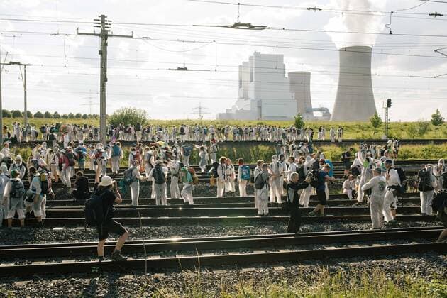 News Themen der Woche KW25 News Bilder des Tages 21.07.2019 - Ende Gelände Aktionswochende im Rheinland - Sitzblockade auf den Schienen der Kohlebahn - Erneut ruft das Aktionsbündnis Ende Gelände zu Protesten im rheinischen Braunkohlerevier auf. In mehreren Gruppen versuchten Aktivist*innen Infrastruktur und Kohleminen zu erreichen. Circa 550 blockierten die Kohlebahn, die das Kraftwerk Neurath versogt. Laut dem Bündnis Ende Gelände beteiligten sich am Freitag insgesamt 4000 Menschen an den Aktionen. Copyright: xMichaelxTrammerx