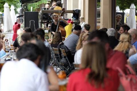Fete de la Musique in Berlin - Jazz-Trio vor einem Geschäft auf der Kastanienallee in Berlin-Prenzlauer Berg Fete de la Musique in Berlin