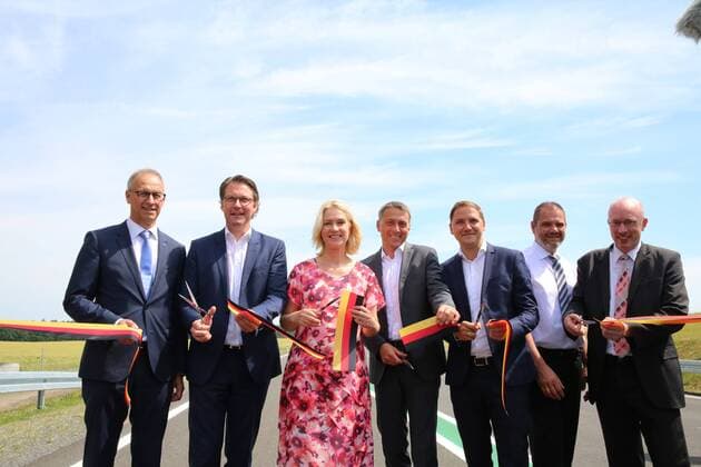 News Themen der Woche KW26 News Bilder des Tages Freigabe am Dienstag (25.6.2019) bei Stönkvitz (Landkreis Vorpommern Rügen) für den letzten Abschnitt des neuen Rügenzubringers im Zuge der Bundesstraße 96n (B 96n). Beim Durchschneiden des Bandes: Dirk Brandenburger, technischer Geschäftsführer der Deges (Deutsche Einheit Fernstraßenplanungs- und -baugesellschaft), Bundesverkehrsminister Andreas Scheuer, Ministerpräsidentin Manuela Schwesig, Landrat des Landkreises Rügen Stefan Kerth, Patrick Dahlemann Parlamentarischer Staatssekretär, Dr.-Ing. Alexander Badrow Oberbürgermeister der Hansestadt Stralsund und Christian Pegel Infrastrukturminister des Landes MV (v.l.).