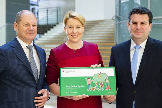 News Themen der Woche KW26 News Bilder des Tages Familienministerin Franziska Giffey (C), Finanzminister Olaf Scholz (L) und Arbeitsminister Hubertus Heil (R) nach der Vorstellung der Initiative Checkheft Starke Familie im Jakob-Kaiser-Haus in Berlin am 27. Juni 2019. Vorstellung Checkheft Starke Familie in Berlin