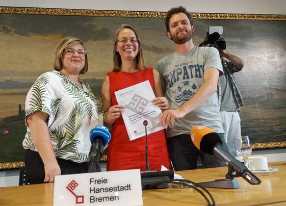 News Themen der Woche KW27 News Bilder des Tages Fünf Wochen nach der Bremer Bürgerschaftswahl präsentierten die Landesparteivorsitzenden von SPD, Grünen und Linkspartei im Rathaus ihren 142-seitigen rot-grün-roten Koalitionsvertrag. V. l. n. r.: eine der beiden Grünen-Vorsitzenden, Alexandra Werwath, die SPD-Vorsitzende Sascha Aulepp und einer der beiden Linken-Landessprecher, Felix Pithan. Der Vertrag muss jetzt noch von den jeweiligen Parteitagen der Koalitionspartner gebilligt werden, bei den Linken außerdem durch einen Mitgliederentscheid.