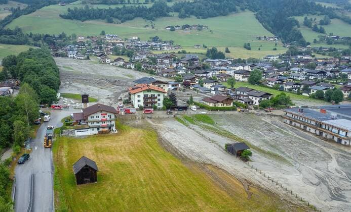 News Themen der Woche KW27 Uttendorf 01.07.2019, Uttendorf, AUT, Murenabgang in Uttendorf, im Bild Aufraeumarbeiten nach dem schweren Unwetter und dem Murenabgang bis in die Ortschaft Removal work after the heavy storm and mudslide into the village of Uttendorf , Austria on 2019 07 01.