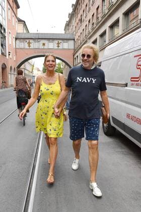 Entertainment Themen der Woche KW26 Entertainment Bilder des Tages Sommer der Liebe fuer Thomas Gottschalk (69): Der Entertainer flaniert mit seiner neuen Freundin Karina Mross (57) in Shorts und T-Shirt durch Muenchnens Innenstadt ZDF Empfang Get Together in Hugo s Bar anlaesslich Filmfest Muenchen am 02.07.2019