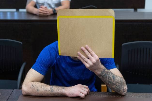 News Themen der Woche KW27 News Bilder des Tages 02.07.2019, xfux, News Prozesse, Plaedoyer im Prozess gegen Ali B. im Fall Susanna, deloka, emonline, delahe, v.l. Der Angeklagte Ali B. im Mordfall Susanne verdeckt beim Betreten des Verhandlungssaals am Landgericht in Wiesbaden sein Gesicht vor den Kamera der Fotografen. Die Strafkammer wirft dem aus dem Irak stammenden Fluechtling vor, im vergangenen Mai die aus Mainz stammenden 14-jaehrige Susanna F. vergewaltigt und erwuergt zu haben. Im Prozess sollen an diesem Dienstag (02.07.2019) die Plaedoyers von Anklage und Verteidigung gehalten werden. Wichtiger Hinweis: Der Taeter muss laut Anordnung des Gerichts unkenntlich gemacht werden. Außerdem darf sein voller Name nicht genannt werden! Wiesbaden