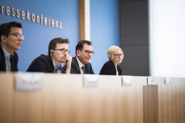 News Themen der Woche KW27 (L-R) Felix Finkbeiner, Gruender der Jungendinitiative Plant-for-the-Planet, Dr. Jean-Francois Bastin, Lead-Author der Studie, und Bundesentwicklungsminister Gerd Mueller, CSU, aufgenommen im Rahmen der Bundespressekonferenz zur Vorstellung der Studie Nachweis zur Senkung der Erderwaermung durch Waldaufbau in Berlin, 03.07.2019. Berlin Germany
