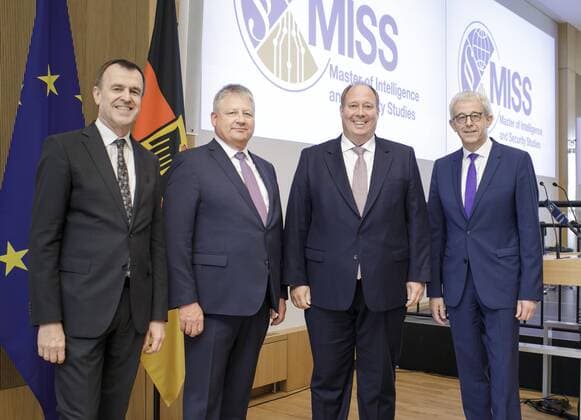 News Themen der Woche KW27 News Bilder des Tages Eroeffnungsfeier des MISS, Master of Intelligence and Security Studies, der BND und der Bundeswehr. Hier vr. Gerd Hoofe, Staatssekretraer in BMVg, Kanzleramtsminister Helge Braun, Bruno Kahl, Praesident des BND und Johannes Geismann, Staatssekretaer im Bundeskanzleramt. Berlin 03.07.2019 Berlin Deutschland