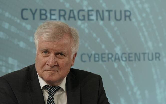 News Themen der Woche KW27 News Bilder des Tages Cyberagentur des Bundes Vor der Unterzeichnung einer Absichtserklärung zur Errichtung der Cyberagentur des Bundes spricht der Bundesinnenminister Horst Seehofer (CDU)auf dem Flughafen Leipzig Halle zusammen. Die Cyberagentur ist ein Baustein der Bundesregierung zum Schutz der Bürgerinnen und Bürger im Cyberraum. Aufgabe der Cyberagentur wird es sein, Innovationen zu identifizieren und konkrete Aufträge für die Entwicklung von Lösungsmöglichkeiten zu vergeben. Die Auswahl des Standortes im Mitteldeutschen Revier ist Bestandteil der Heimatstrategie der Bundesregierung und es bis zum Jahre 2022 rund 100 neue Arbeitsplätze entstehen. Schkeuditz Sachsen Deutschland