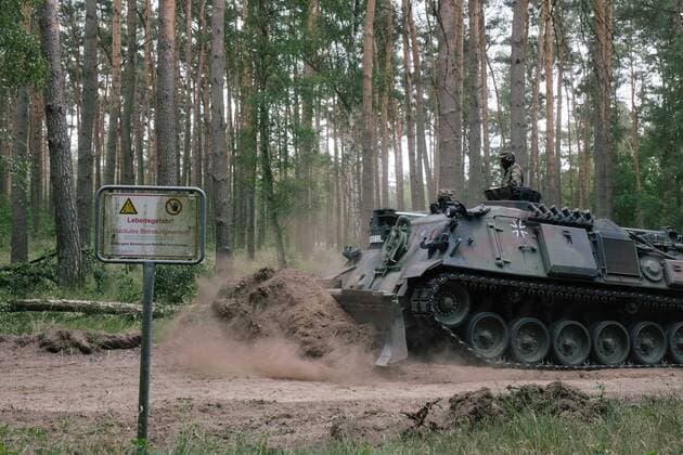 News Themen der Woche KW27 03.07.2019 - Panzer fährt für Presse über Baum - Waldbrand auf ehemaliger Truppenübungsplatz bei Lübtheen - In Lübtheen, nahe Schwerin, brennen seit Sonntag den 30.06.19 mehrere hundert Hektar Wald . Auf einem ehemaligen Truppenübungsplatz versuchen Feuerwehr, Polizei und Bundeswehr den Brand unter Kontrolle zu bekommen. Mehrere Ortschaften mussten evakuiert werden. Copyright: xMichaelxTrammerx