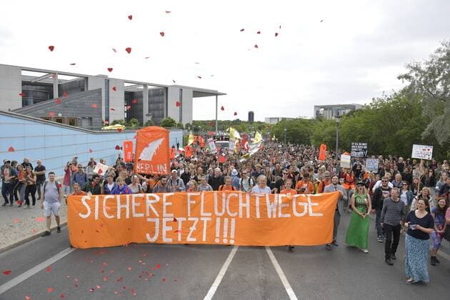 News Themen der Woche KW27 Fuer die Rechte von Fluechtlingen und gegen eine Kriminalisierung der Seenotretterin Carola Rackete Fuer die Rechte von Fluechtlingen und gegen eine Kriminalisierung der Seenotretterin Carola Rackete sind am Samstag (06.07.19) in Berlin zahlreiche Menschen auf die Strasse gegangen. Mit Demonstrationen und Kundgebungen in ueber 90 Staedten in sechs Laendern setzte die SEEBRUECKE ein deutliches Zeichen fuer Seenotrettung und die Rechte von Gefluechteten. Angesichts des andauernden Sterbens im Mittelmeer, der fortschreitenden Entrechtung von Gefluechteten und der Kriminalisierung der Seenotretter gingen Tausende Menschen fuer das Recht auf Flucht und fuer eine offene und solidarische Gesellschaft auf die Strasse. (Siehe epd-Bericht vom 06.07.2019)
