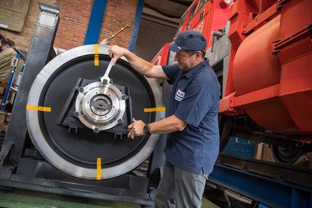 News Bilder des Tages Wirtschaft Deutsche Bahn 3D-Druck Ersatzteile Die Deutsche Bahn, druckt erstmals sicherheitsrelevante Ersatzteile aus Metall im 3D-Druckverfahren. Am Mittwoch den 10. Juli 2019 stelle die Deutsche Bahn in Berlin einige dieser sicherheitsrelevante Ersatzteile vor. Die Deutsche Bahn versucht mit dieser Technologie die Standzeiten von Lokomotiven und Zuegen in der Instandhaltung zu verkuerzen. Im Bild: Ein Werkstattmitarbeiter montiert einen Radsatzlagerdeckel, der im 3D-Drucker hergestellt wurde. 10.7.2019, Berlin