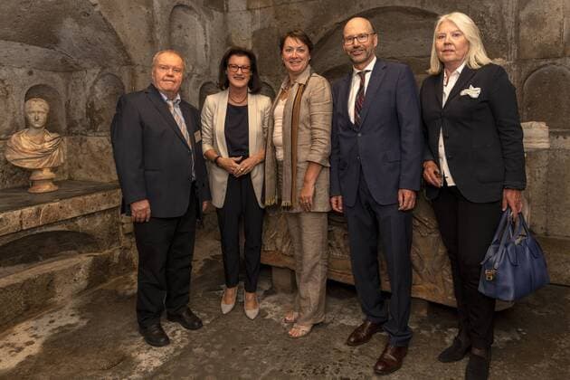 News Bilder des Tages Die Eröffnung der römischen Grabkammer in Köln-Weiden. Gruppenfoto in der Grabkammer von links nach rechts: Der Vorsitzende des Fördervereins Römergrab Weiden e.V., Prof. Dr. Heinz Günter Horn, die Regierungspräsidentin Köln Gisela Walsken, die Vorsitzende der Landschaftsversammlung Rheinland Anne Henk-Hollstein, der Vizepräsident der NRW-Stiftung Naturschutz, Heimat- und Kulturpflege, Staatsminister a.D. Franz-Josef Lersch-Menze sowie die Bezirksbürgermeisterin in Köln Helga Blömer-Frerker. Die Grabkammer in Köln-Weiden gehört zu den bedeutendsten Zeugnissen der Römerzeit im Rheinland. Sie stammt aus dem 2. bis 4. Jahrhundert nach Christus. Köln Nordrhein-Westfalen Deutschland