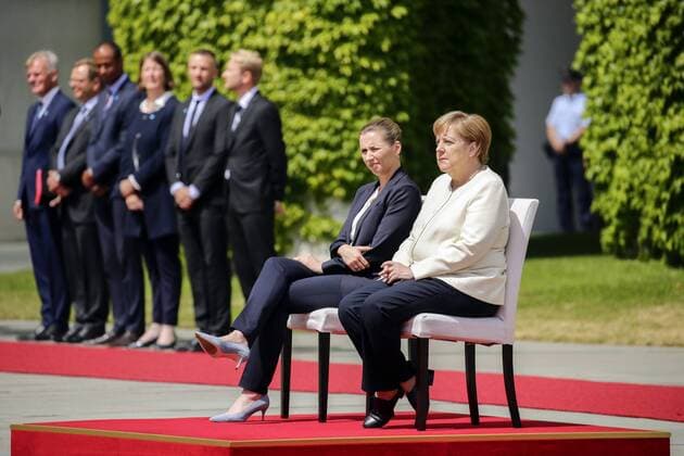 News Bilder des Tages 11.07.2019, Berlin, Deutschland - Begruessung der Ministerpraesidentin des Koenigreichs Daenemark, Mette Frederiksen, durch Bundeskanzlerin Angela Merkel mit militaerischen Ehren im Bundeskanzleramt. Foto: Bundeskanzlerin Angela Merkel, helle Jacke, und Mette Frederiksen, Ministerpraesidentin von Daenemark, nehmen die Begruessung mit militaerischen Ehren im Bundeskanzleramt im Sitzen ab.