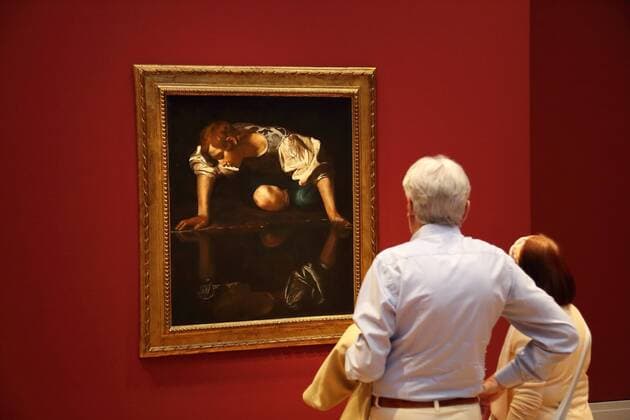 Entertainment Bilder des Tages Ein Mann und eine Frau betrachten das Gemälde Narziss (von Michelangelo Merisi da Caravaggio, Öl auf Leinwand, 1597-1599) während eines Rundgangs im Rahmen der Pressekonferenz zur Ausstellung Wege des Barock im Museum Barberini in Potsdam, 11. Juli 2019. Ausstellungslaufzeit 13. Juli bis 6. Oktober 2019. Museum Barberini Ausstellung Wege des Barock